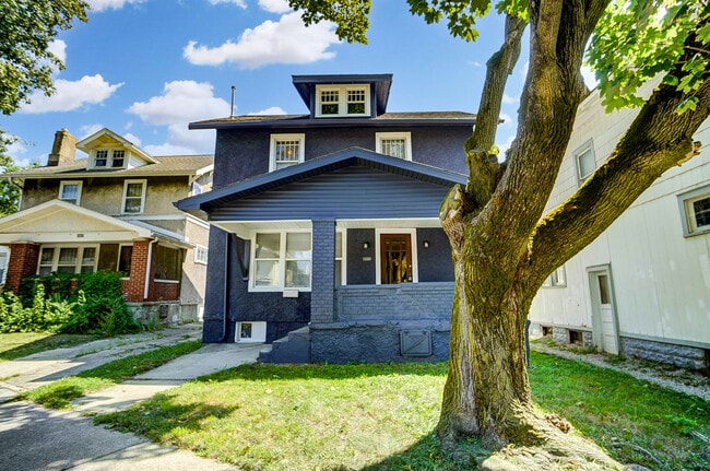 Photo - 2911 Broadway