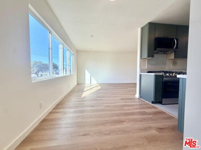 16185 Sunset Blvd Unidad 2
