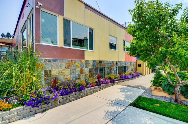 Building Photo - 2430 Alki Ave SW Rental