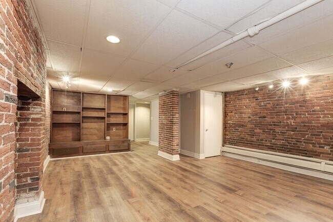 Building Photo - 1805 Bolton St Unit #1