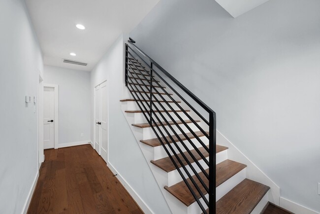 Building Photo - 804 Woodcrest Dr