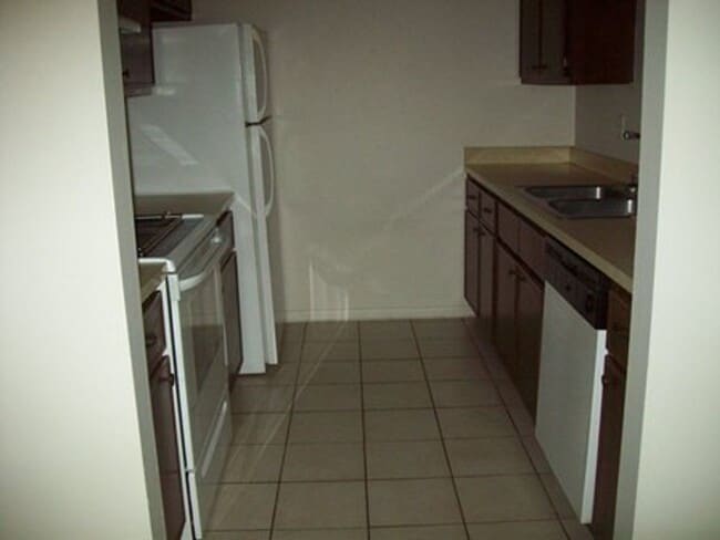 Photo - 825 SE 9th St Unit 5