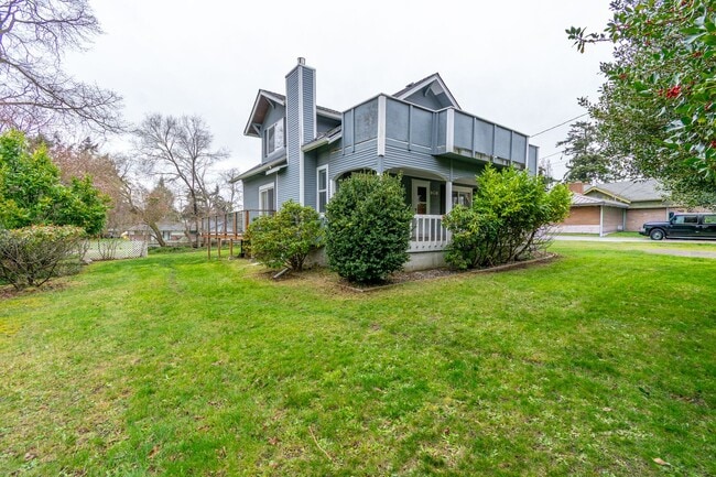 Building Photo - 3 bedroom/3 Bathroom House- In Town with Large yard