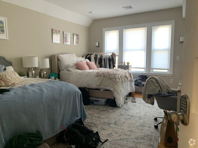 Building Photo - Gorgeous Home Perfect for Students and Wor...