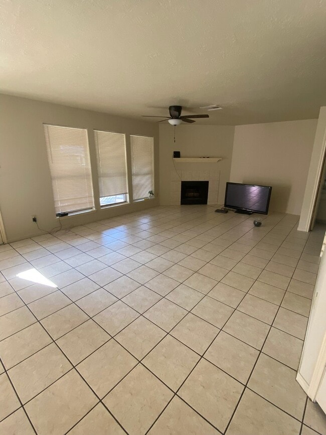 Photo - 8915 Weyburn Grove Dr