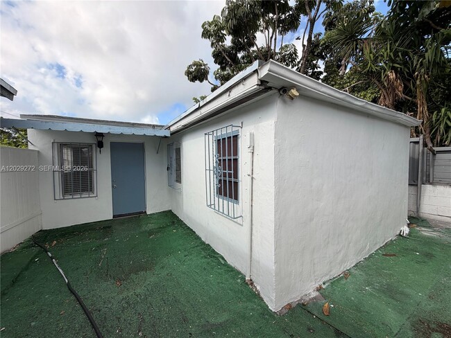 Building Photo - 2420 NW 31st St Unit 3