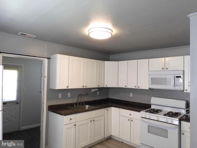 Photo - 8220 Cornwall Rd