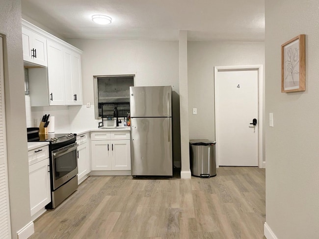 Photo - 321 E 4th St