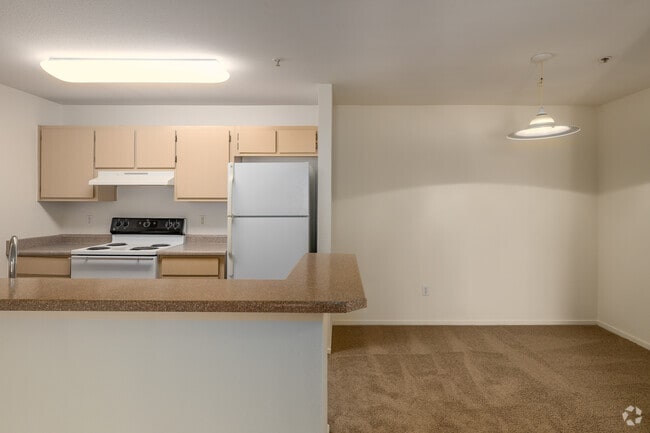 2BR, 2BA - 958SF - Kitchen / Dining Room