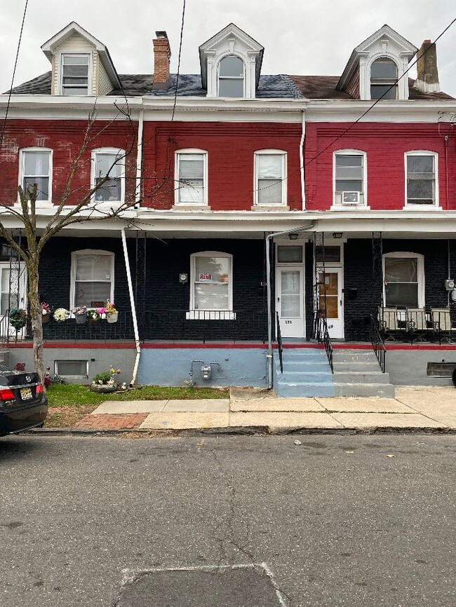 Building Photo - 151 Locust St