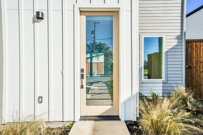 Photo - 1707 Nomas St