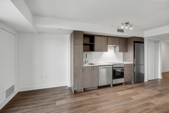 Photo - VERY SPACIOUS  bachelor unit (550 sq ft) Unit 203