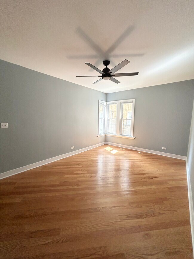 Building Photo - 1644 W Pratt Blvd Unit 2E