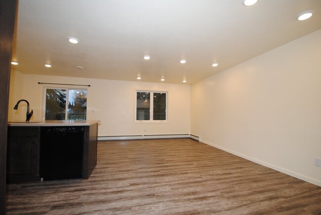 Photo - Princeton Dr (4922/4924) Unit 4924