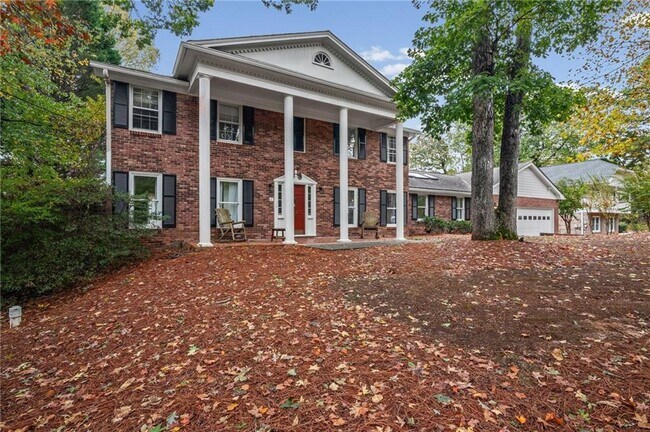 Photo - 815 Sudbury Rd NE