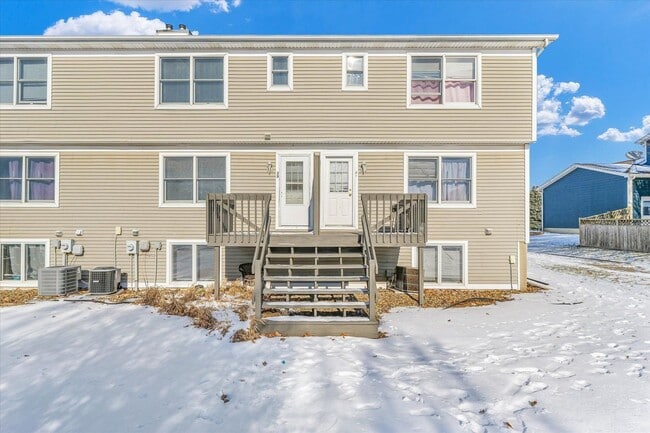 Photo - Spacious 3-Bed, 3.5-Bath Townhome with Attached Garage Overlooking Clearwater Park