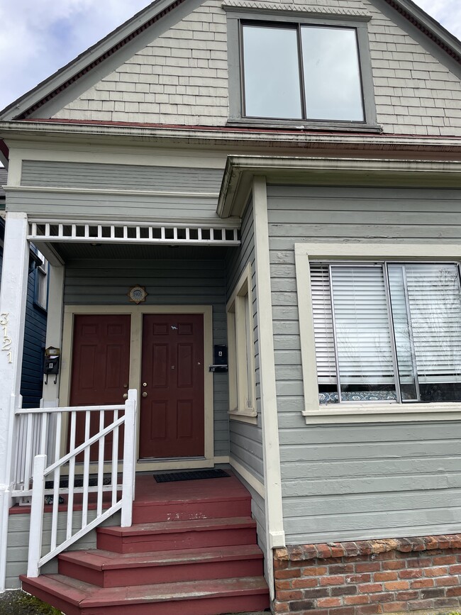 Building Photo - 3121 Hoyt Ave Unit B