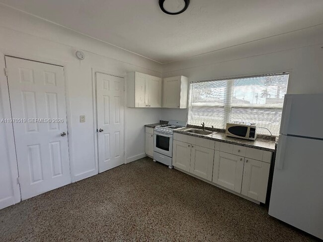 Photo - 186 NW 1st St Unit 3