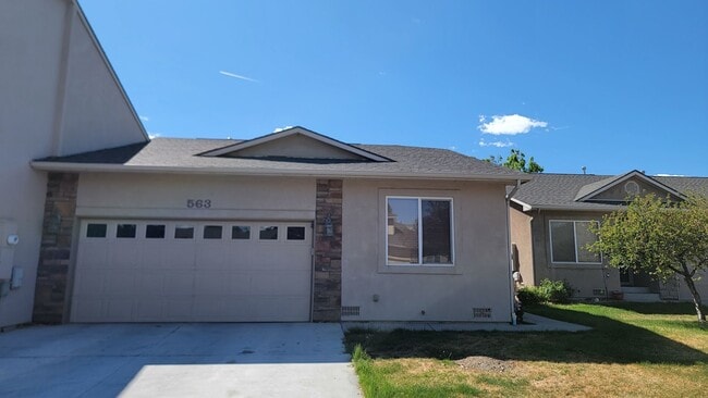 Building Photo - Bright & Spacious 2-Bed Townhome in great neighborhood with attached 2-car Garage!