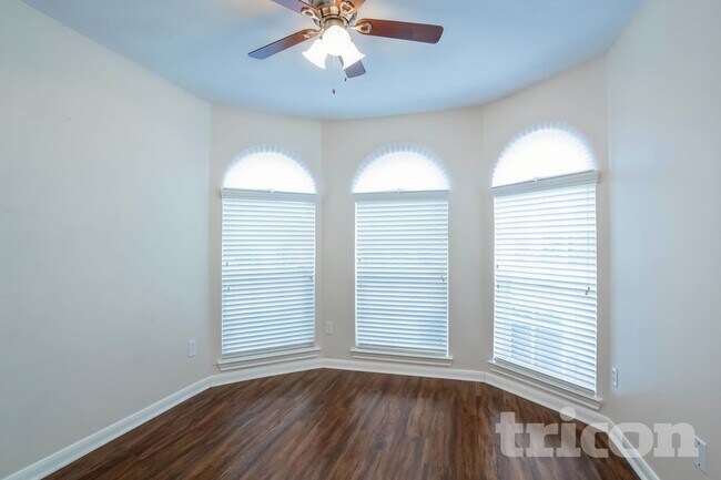 Photo - 810 Forest Hillside Ln