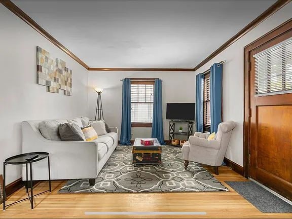 Building Photo - "Charming 3-Bed, 2-Bath Home on Holmes St, Kansas City - Your Cozy Retreat Awaits!"