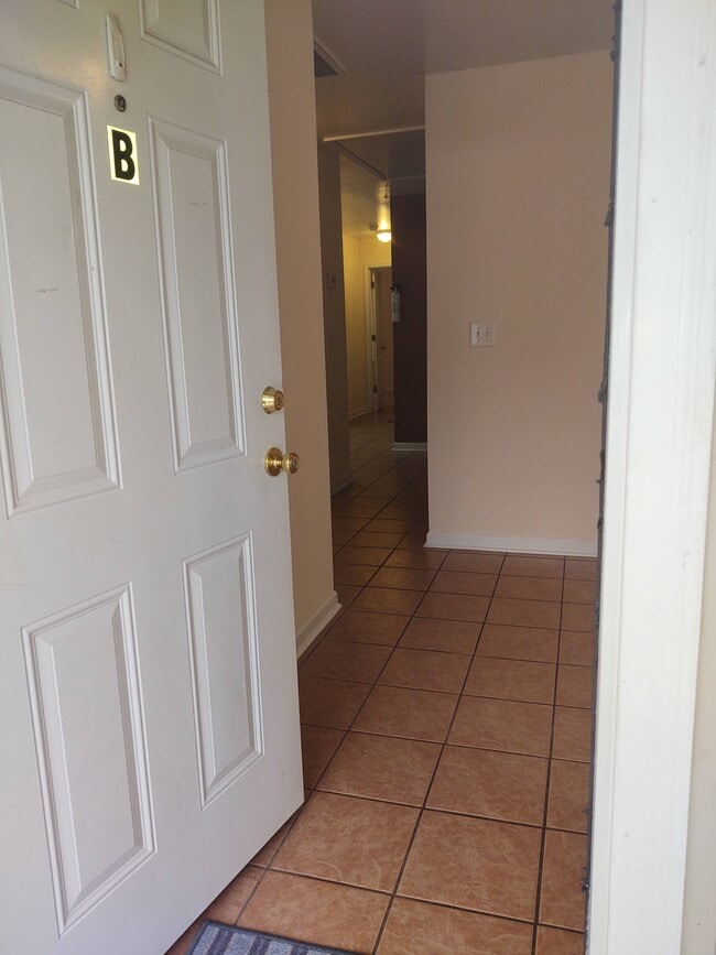 Vista hacia la parte trasera del apartamento - 247 Hereford Cir Unidad 247-B