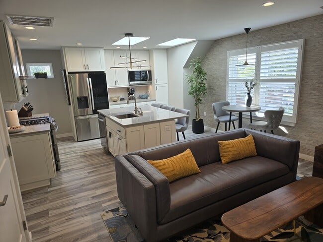 Living/Dining/Kitchen - 904 Station St Unidad The Nest