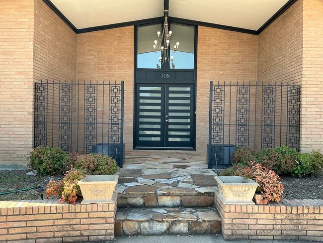 Building Photo - Spacious 3/2.5 Home with Office+Den Neighb...