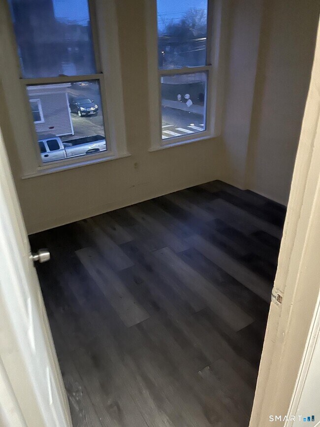 Photo - 800 Hallett St Unidad 2nd left