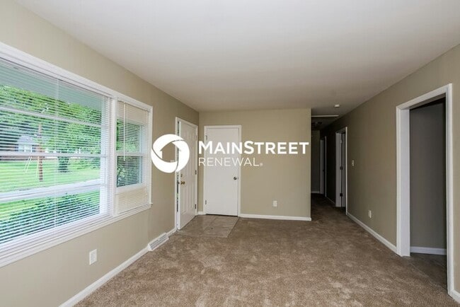 Photo - 3 Bedroom Pet-Friendly Home in Charlotte, NC with Main Street Renewal
