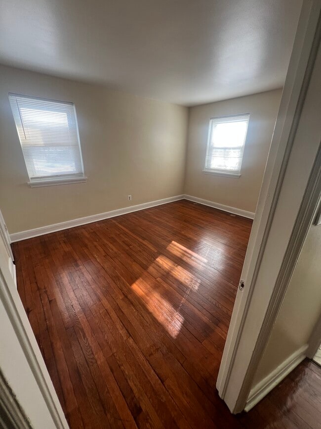 Building Photo - 5554 Midwood Ave Unit Apt#1