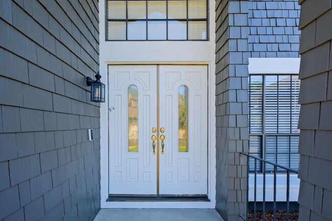 Photo - Gorgeous 3 Bedroom with office or separate...