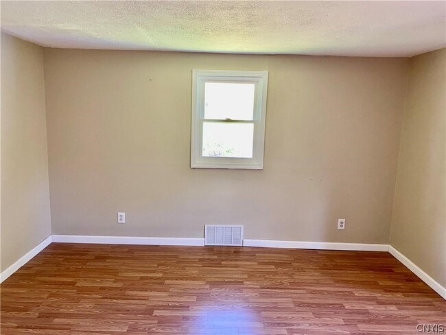 Photo - 220 Roxann Ave
