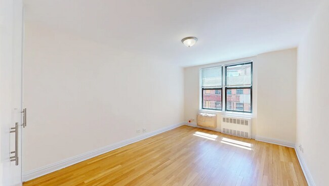 325 W 13th St