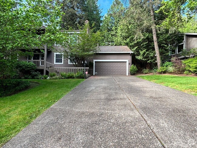 Building Photo - Beautiful Updated Lake Oswego Home in Mt. ...