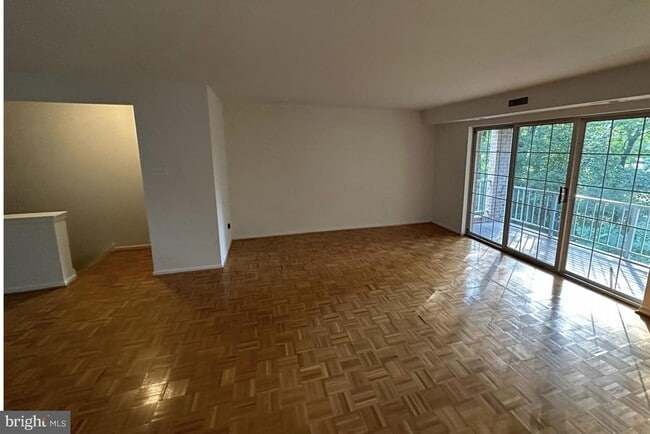 Building Photo - 1002 Valley Glen Rd Unit 239