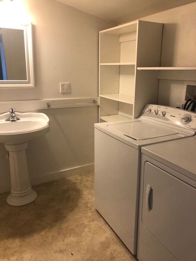 Photo - 205 Sir Walter Raleigh St Unidad A