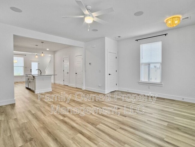 Photo - 211 Winding Branch Dr