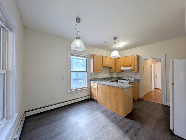 Building Photo - 392 Washington St Unit 2