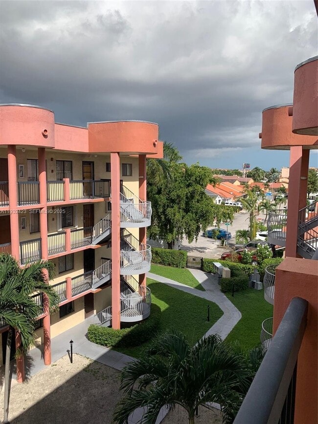 Photo - 5290 W 21st Ct Unidad 403