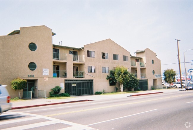 Building Photo - 808 W Anaheim St Rental