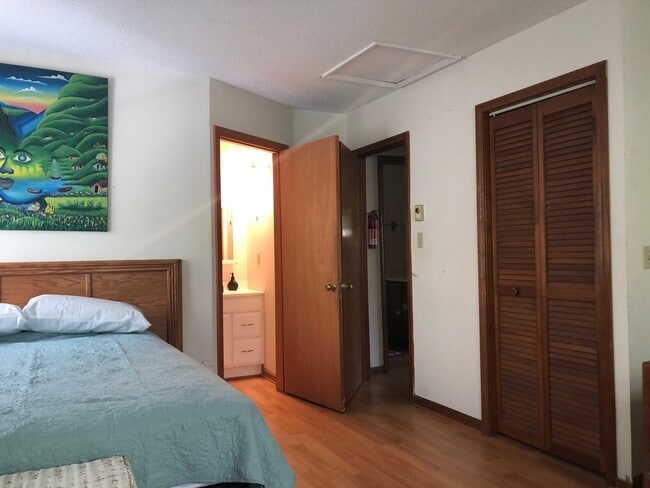 Building Photo - **SCHOOL YEAR RENTAL-TWO STUDENT MAX** AVAILABLE MID-AUGUST TO MID-MAY