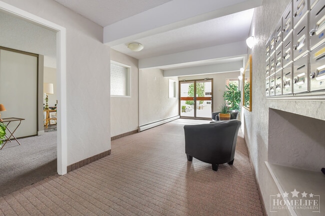 Photo - Fully Renovated 2 Bedroom Condo in White Rock - Walk to the Beach Unité 108