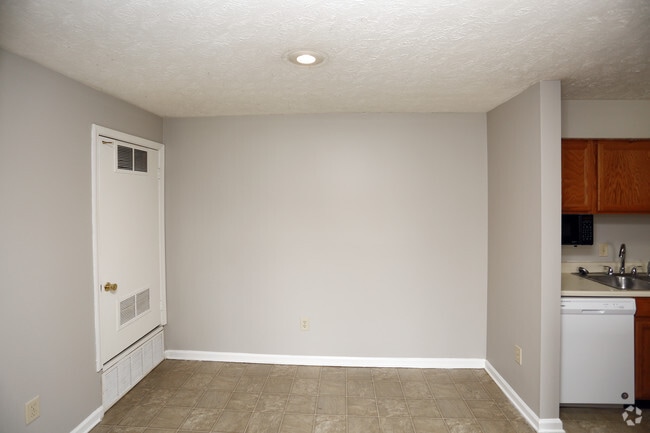 Dining Area/2BR, 1BA - 845 SF