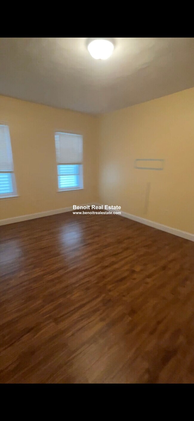 Photo - 225 Holland St