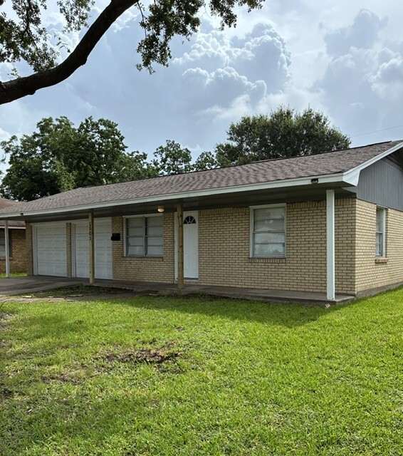 Building Photo - 1805 Thelma Ln