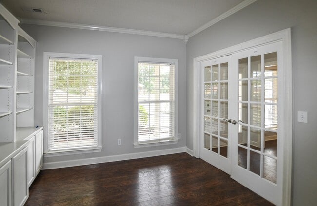 Photo - 105 Knotting Pl