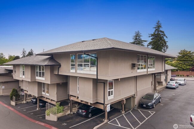 Building Photo - Bright Renovated 1 Bedroom Corner Condo in the Heart of Downtown Bellevue