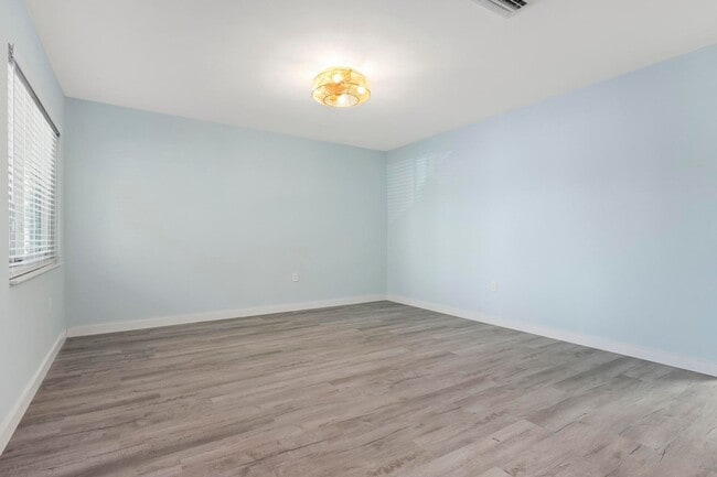 Photo - GORGEOUS FULLY RENOVATED 1st FLOOR 2 BEDROOM 1 BATHROOM CONDO LOCATED JUST 5 MINUTES FROM VENICE ... Unit # 107