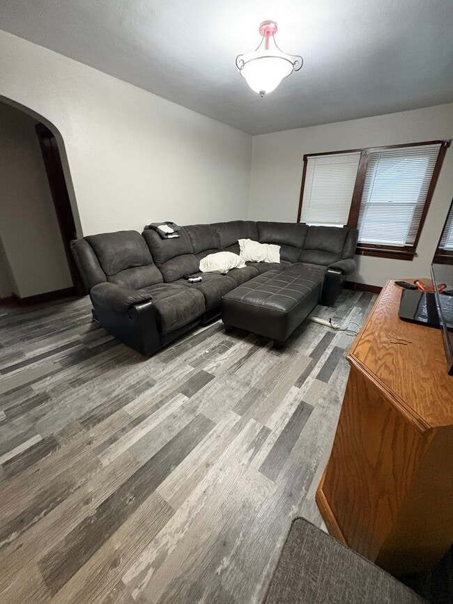 Building Photo - Centrally located 3 Bedroom, 1 Bathroom Ap... Unit 1012